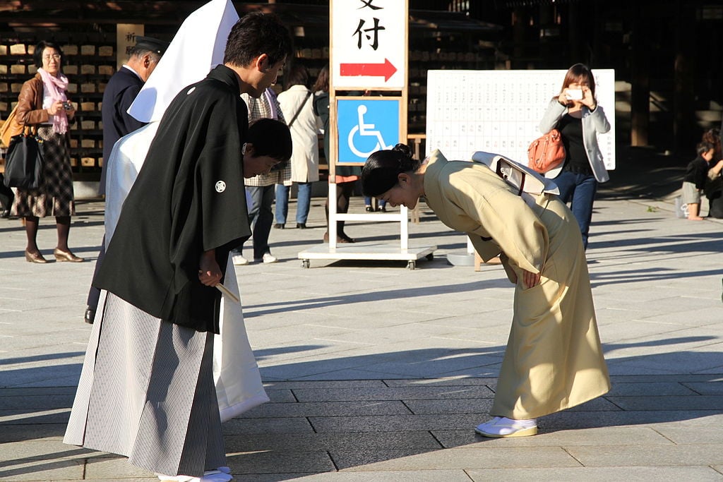 Bowing in Japan, Tokyo