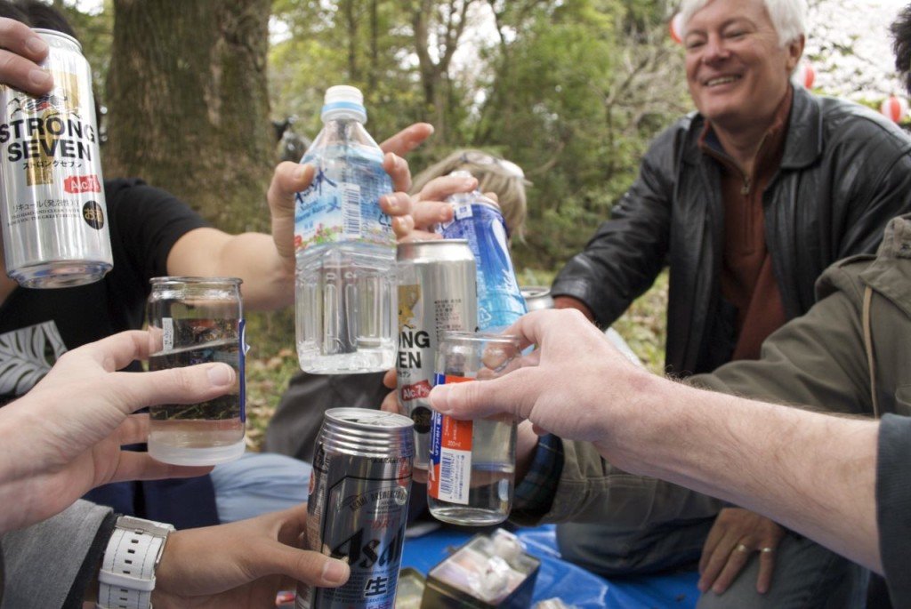 Drinking_at_hanami_party